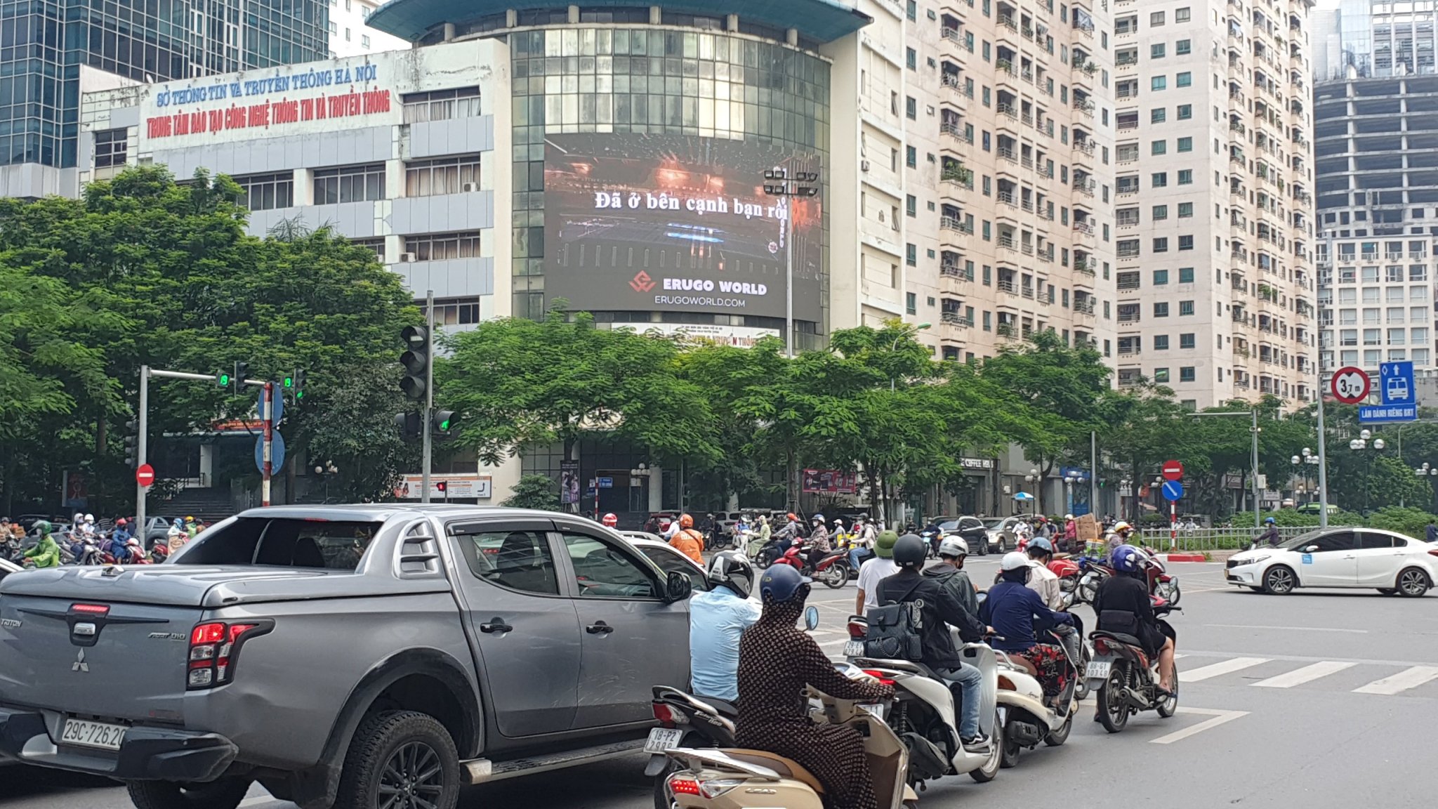 Quảng cáo màn hình led tại ngã 4 Lê Văn Lương Hoàng Đạo Thúy