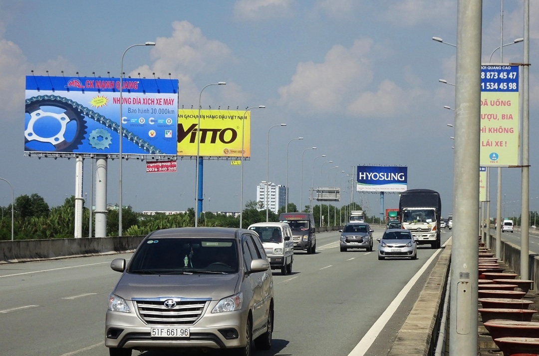 Quảng cáo cho nhãn Mạnh Quang tại Cao tốc Long Thành Dầu Giây